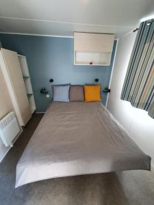 a bedroom with a large bed in a room at Campingland Ostsee - Mobilheim 016Weitsicht in Schashagen +14 photos