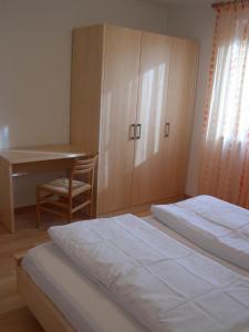 Posteľ alebo postele v izbe v ubytovaní Fewo Dreiraum im Haus Götsch 3