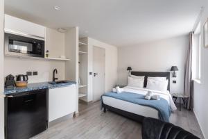 a hotel room with a bed and a kitchen at PARADISE Earth & Sea in Marseille