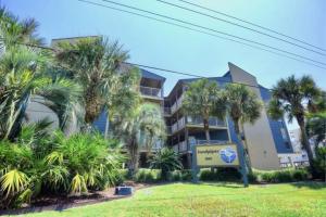 A garden outside Sandpiper 7-C ON the BEACH- Smart TVs