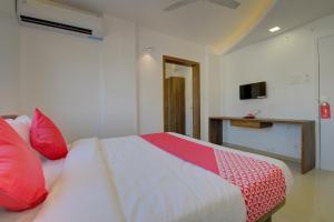Super Hotel O RK's Regency Near Navale Hospital Back Gate客房内的一张或多张床位