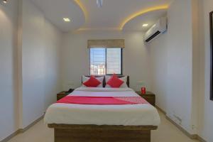 Super Hotel O RK's Regency Near Navale Hospital Back Gate客房内的一张或多张床位