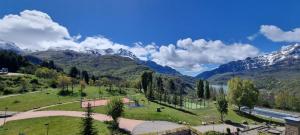 una vista di un parco con le montagne sullo sfondo di Chalet 4d en Panticosa en urbanización con piscina y padel a Panticosa