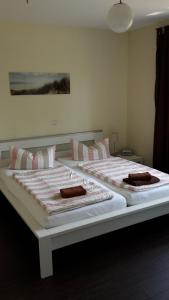 two beds in a bedroom with two towels on them at Häuschen "Tante Waltraut" in Garz-Usedom