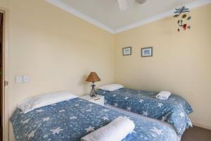 two beds sitting next to each other in a bedroom at 6- 'Cote D'Azur' 6 Douglas Street Sunshine Beach in Sunshine Beach +27 photos