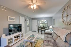 Una sala de estar con un sofá y un televisor de pantalla plana. en Bonita Springs Vacation Rental with Community Pool!, en Bonita Springs