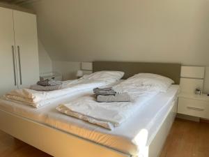 Postel nebo postele na pokoji v ubytování Ferienhaus Boddenblick