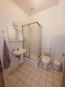 Ένα μπάνιο στο Studio-Apartment für 3 Personen FeWo 3