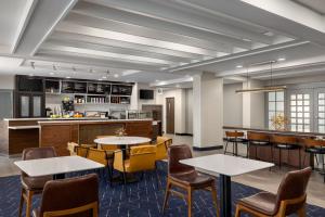 Ο χώρος του lounge ή του μπαρ στο Courtyard by Marriott Kokomo