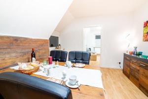 a living room with a dining room table and chairs at Ferienwohnung Gerda in Lathen