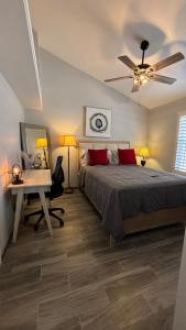 una camera con letto, scrivania e ventilatore a soffitto di Stylish Escape 3BDRM with fireplace a El Paso