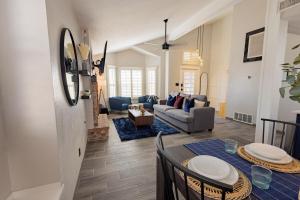 un soggiorno con un tavolo e un divano di Stylish Escape 3BDRM with fireplace a El Paso Altre 41 foto