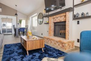 un soggiorno con camino e divano di Stylish Escape 3BDRM with fireplace a El Paso