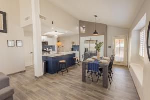 una sala da pranzo e una cucina con tavolo e sedie di Stylish Escape 3BDRM with fireplace a El Paso