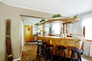 une cuisine avec un bar et des tabourets. dans l'établissement Villa für 10 Personen im Westerwald mit Kino, Bar, Sauna und Whirlpool, à Schutzbach