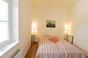 NeuenkirchenFerienwohnung 4 Gut Grubnow Wasserblick的一间卧室，床上有两盏灯 更多8张照片