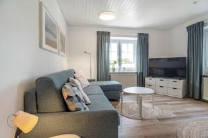 费马恩Knusthof Lafrenz - Nordwest的客厅里有一张沙发和一台电视