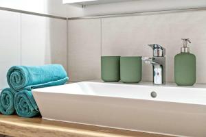 费马恩Knusthof Lafrenz - Nordwest的带白色水槽和镜子的浴室