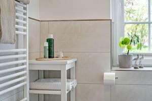 费马恩Knusthof Lafrenz - Nordwest的浴室设有镜子和白色架子 更多6张照片