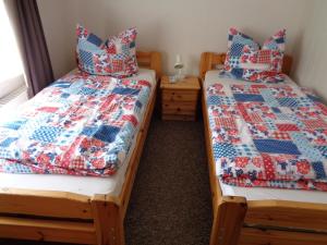 Dos camas una al lado de la otra en una habitación. en Ferienwohnung Familie Renken, en Marienhafe