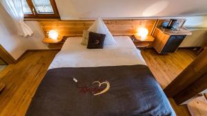 Postel nebo postele na pokoji v ubytování Gästehaus Holzer Kreuz- Gästezimmer Margerite für 2 Personen inkl Landfrühstück