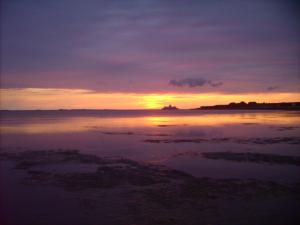 ein Sonnenuntergang auf dem Wasser mit Sonnenuntergang in der Unterkunft Haus Halligblick, Ferienwohnungen am Wattenmeer, Whg Oland in Dagebüll