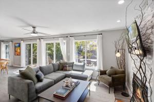 レイク・オザークにあるLuxury waterfront lakehouse with private dock viewsのソファとテーブルのあるリビングルーム