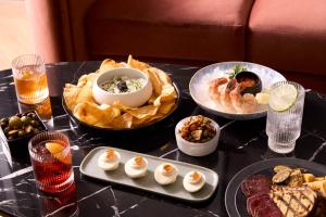 einen Tisch mit verschiedenen Speisen und Getränken in der Unterkunft InterContinental Indianapolis by IHG in Indianapolis