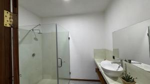 Bagno di CosyBe Villas