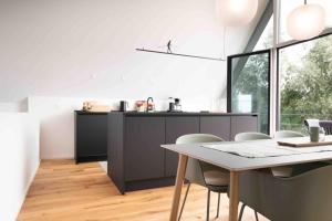NeufunnixsielHarlepadd 3c的厨房配有桌子和一些椅子