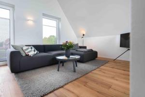 NeufunnixsielHarlepadd 3c的带沙发和桌子的客厅