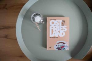 NeufunnixsielHarlepadd 3c的一本书和书旁边的放大镜 更多17张照片