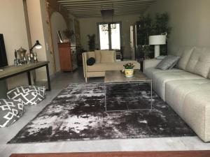 Posezení v ubytování Apartamento Bizcocheros con piscina y jardín privado