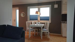 Una cocina y un comedor con mesa y sillas. en Ökohaus Spaden, en Spaden