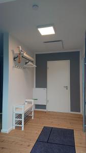 una habitación vacía con una pared blanca y una puerta en Ökohaus Spaden, en Spaden