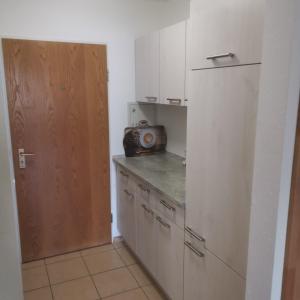 een keuken met een aanrecht met een radio erop bij FeWo-POR24 Pfronten in Pfronten