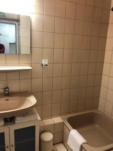 een badkamer met een wastafel en een ligbad bij FeWo-POR24 Pfronten in Pfronten