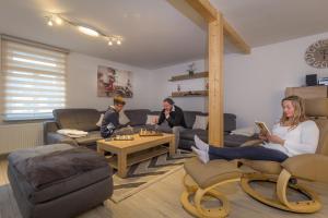 a group of people sitting in a living room at Ferienwohnung am Schlosspark in Bad Harzburg