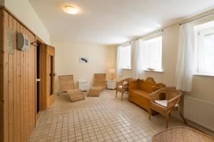 un soggiorno con divano e sedie di Ferienwohnung 7 mit Wasserblick, Balkon 2 Pers a Neuenkirchen