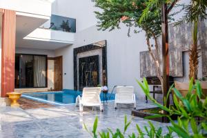 Hồ bơi trong/gần The Land Resort