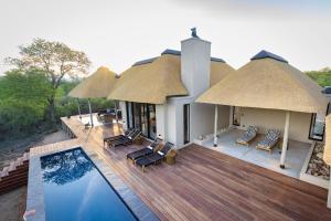 ein Bild von einem Haus mit einem Swimmingpool in der Unterkunft Villa Visvanger - Villa with river deck nearby Kruger in Hoedspruit