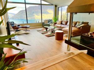 una sala de estar con un sofá y una mesa en Luxury On Wynyard 4 Bedrooms Stunning Views, en Queenstown