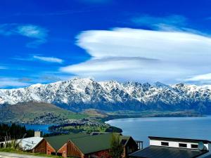 una vista de una cordillera con una masa de agua en Luxury On Wynyard 4 Bedrooms Stunning Views, en Queenstown