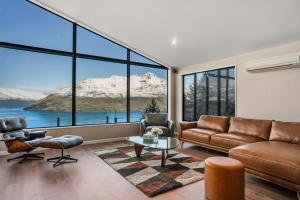Una sala de estar con un sofá y una ventana grande. en Luxury On Wynyard 4 Bedrooms Stunning Views, en Queenstown 52 fotos más