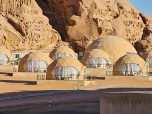 een groep koepelvormige gebouwen voor een berg bij MAXIMAS lUXURY WADI RUM in Wadi Rum