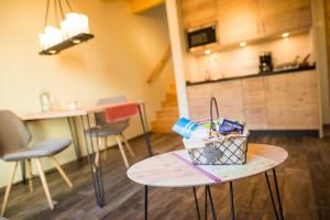 a table with a basket on it in a room at Ferienwohnung 1 in Hoyerswerda