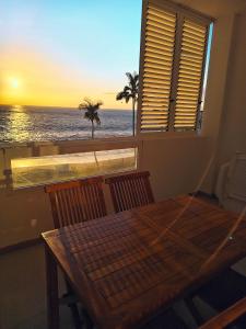 a dining room with a table and a view of the ocean at Miramar Atlántico Playa in Los Llanos de Aridane