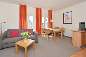 奥斯赛拜-塞林Strandnahe Ferienwohnung 8 Villa Celia的客厅里有一张沙发和一张桌子。