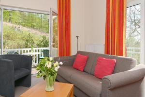 奥斯赛拜-塞林Strandnahe Ferienwohnung 8 Villa Celia的客厅配有沙发和花瓶 更多8张照片