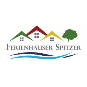 un logotipo para una empresa inmobiliaria con una casa y un árbol en Landhaus, en Kellenhusen